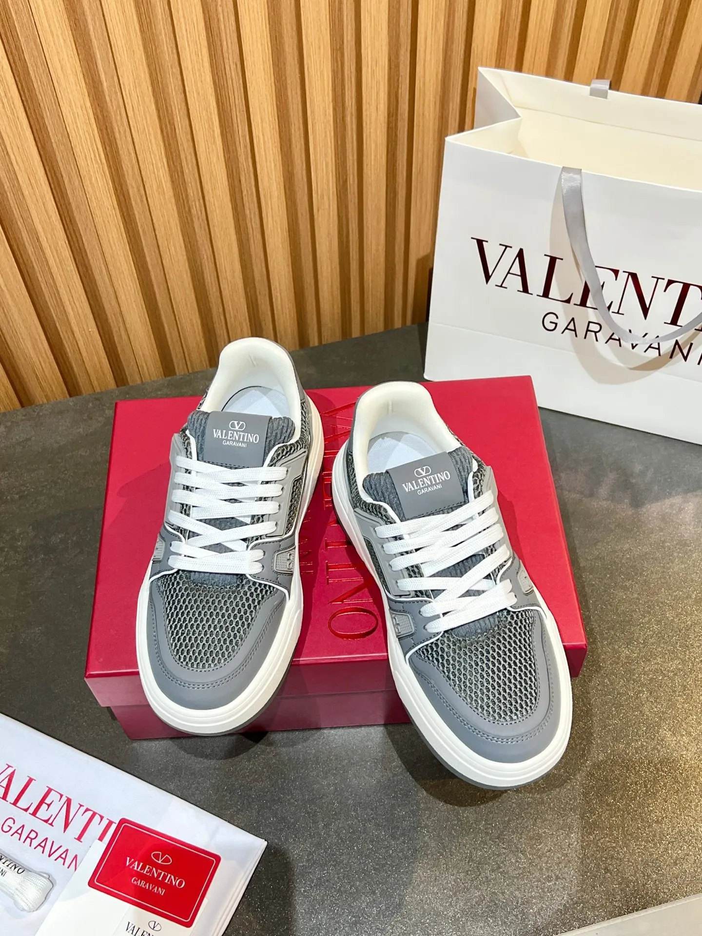 Men's men's shoes 💰640 VLNT Valentino 𝑶𝒏𝒆𝑺𝒕𝒖𝒅 Couple's sneakers series Valentino 2025 latest couple's sneakers, same style for celebrities, hot sale. Original ZP purchase and dismantling. Repeated pattern making and modification. Trying to restore 1:1 original version! Top luxury masterpiece, soft and comfortable, breathable and light, combines fashion and leisure, brings excellent and elegant texture and excellent on-foot comfort. Top purchasing version upper: imported high-end breathable mesh/original oil edge craftsmanship. Inner: imported mesh. Outsole: original development 𝐓𝐏𝐔 two-color combination outsole. Packaging: original configuration complete package. Code number: 35/44 (customized 45 46). Can be customized (self-labeled - no label) order.